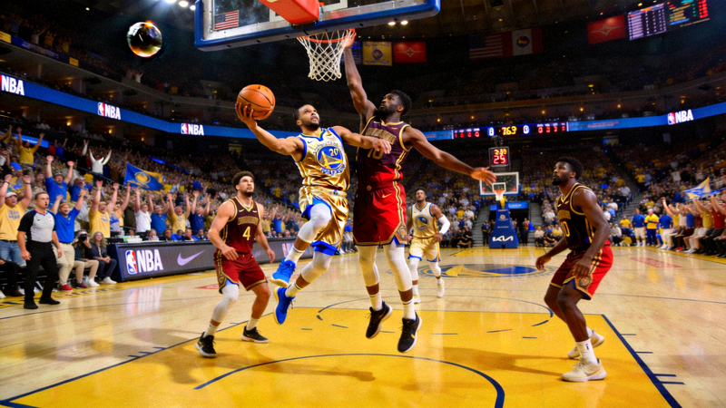 NBA篮球比赛现场，金州勇士队与对手激烈对抗
