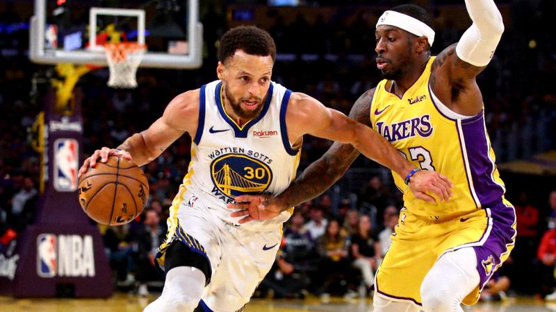 金州勇士队与洛杉矶湖人队在NBA比赛中激烈对抗，勇士队球员持球进攻