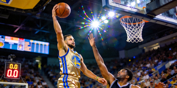 斯蒂芬·库里在NBA比赛最后时刻命中压哨三分球，帮助勇士队绝杀对手